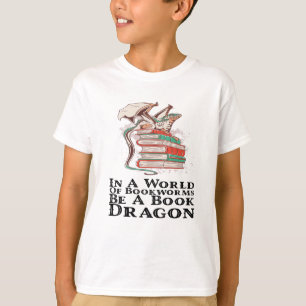 Camiseta Livros - Num Mundo De Bookworms Seja Um Dragão De
