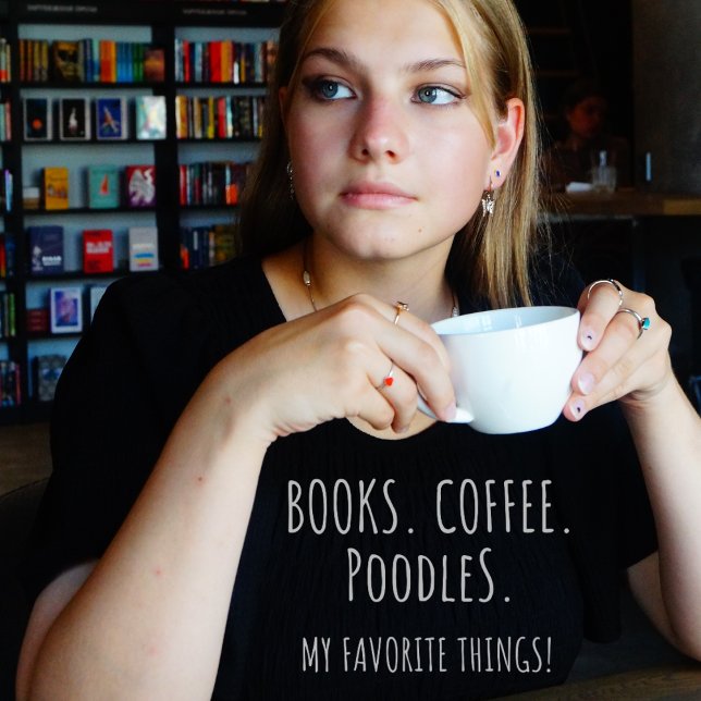 Camiseta Livros Poodles Cafés. Minhas Coisas Favoritas! (Books. Coffee. Poodles. My Favorite Things! Black t-shirt)