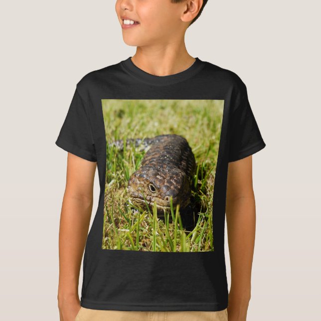 Camiseta Lizard De Língua Azul A Cair Na Grama, (Frente)