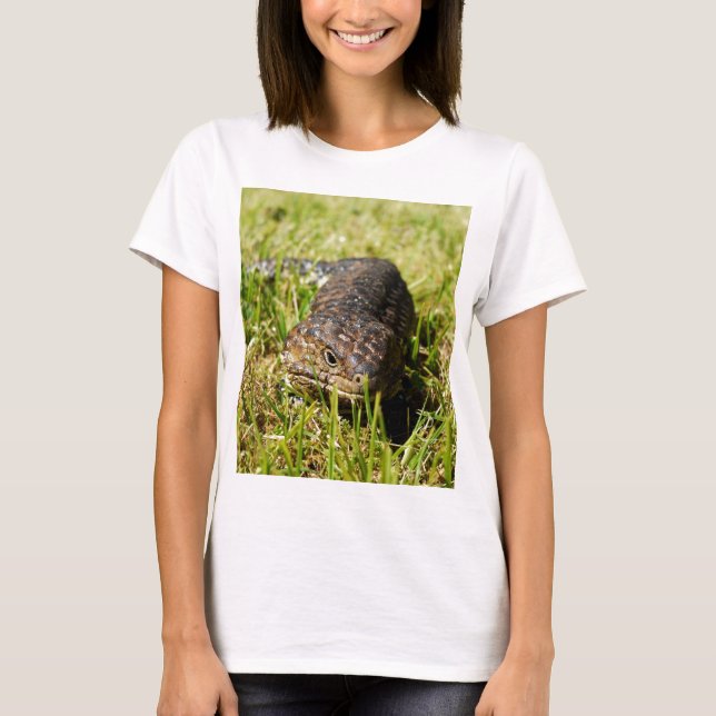 Camiseta Lizard De Língua Azul A Cair Na Grama, (Frente)
