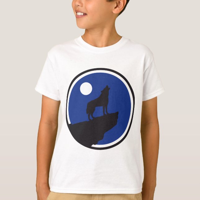 Camiseta lobo uivando latido na lua (Frente)