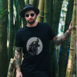 Camiseta lobo uivando na lua