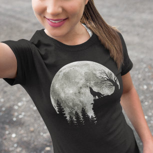 Camiseta lobo uivando na lua de halloween