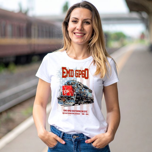 Camiseta Locomotiva diesel EMD GP60 e bandeira americana (EMD GP60 Diesel Locomotive of Southern Pacific. Womens Basic T-Shirt)