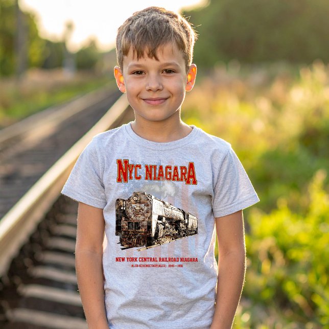Camiseta Locomotiva NYC Niagara a vapor com bandeira americ (Historic NYC Niagara Train Steam Locomotive. Boy Basic T-Shirt)