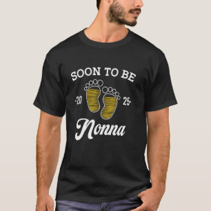 Camiseta Logo Será Nonna Est 2025 Carregando Pegada do Bebê