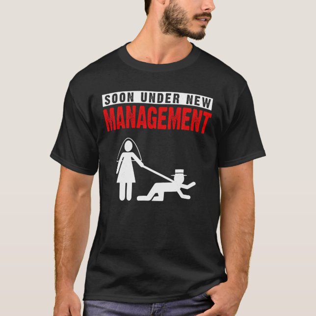 Camiseta Logo Sob Nova Administração Fria Festa de Solteiro (Frente)