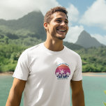 Camiseta Logotipo de bolso de Reunião da Família Personaliz<br><div class="desc">Legal camisetas de férias da família para um pai,  mãe,  irmã e irmão vestirem num cruzeiro da ilha. Apresenta belas palmeiras em frente a um pôr do sol bonito rosa da praia. Camisetas personalizadas perfeitas para sua viagem de verão ao mar.</div>