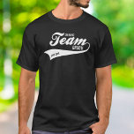 Camiseta Logotipo Engraçado Da Equipe Do Noivo Bebendo Espo<br><div class="desc">Camiseta engraçada para a equipe/amigos de bebedeira do noivo. Um design esporte legal,  retrô como o logotipo "Time". Personalize adicionando texto personalizado - data,  local,  etc. ou exclua qualquer texto. Perfeito para despedida de solteiro ou padrinhos. Confira nossos produtos de coordenação clicando no logotipo da Colorfulgalshop abaixo.</div>