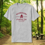 Camiseta Logotipo Vermelho de Campanha Personalizado Retro<br><div class="desc">Camp em estilo com esta camisa personalizada com um logotipo vermelho de fogueira e seu nome. Personalize ainda mais com 3 linhas de texto personalizado - adicione "Reunião Familiar, Viagem Familiar, Viagem de Campo, localização, data etc. Reuniões familiares perfeitas, viagens de acampamento ou caminhada, um fim de semana no lago...</div>