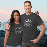 Camiseta Logotipo Vintage Ski Mountain Aspen Colorado Seu T<br><div class="desc">Esta camisa personalizada apresenta um logotipo antigo estilo rústico com uma montanha de esqui coberta de neve e bastões de esqui rústicos. Adicione seu texto personalizado - SKI CO, SKI VT, SKI CA, etc. e sua montanha de esqui favorita. Há também espaço para o seu nome ou iniciais. Excelente por...</div>