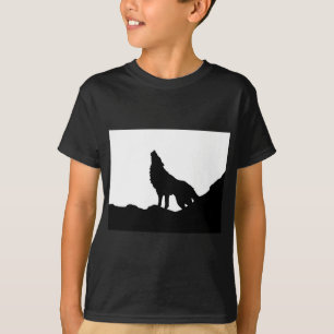 Camiseta Lone Wolf em pé em um morro