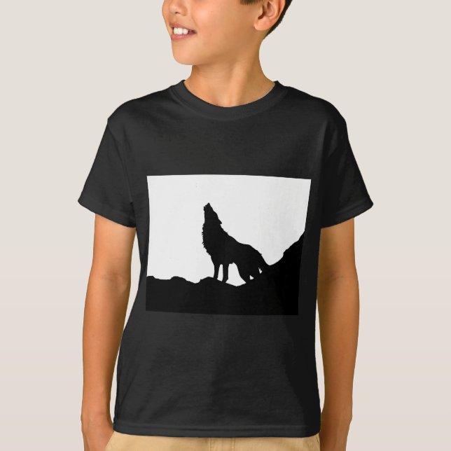 Camiseta Lone Wolf em pé em um morro (Frente)