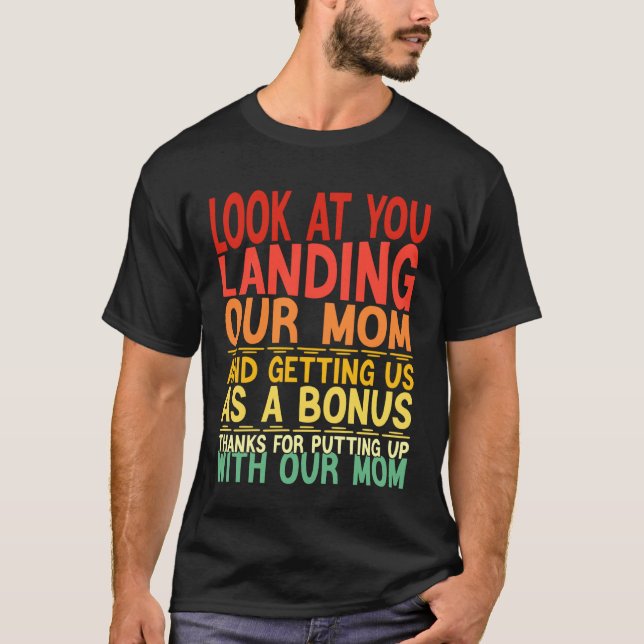 Camiseta Look At You Landing Our Mom Funny Father's Day Dad (Frente)