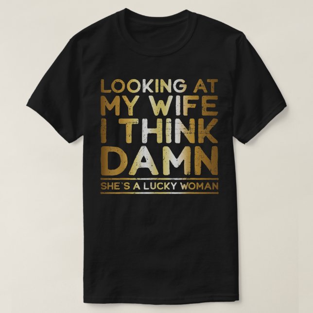 Camiseta Looking At My Wife , Lucky Wife , Funny Husband  (Frente do Design)