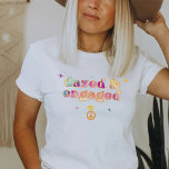 Camiseta LORI Tie Dye Dazed and Engaged Bride Bachelorette<br><div class="desc">Esta camisa deslumbrada e engajada de solteira apresenta um corante de gravata temido groovy 70s e uma fonte de bolha retrorreflectora. Ordene a opção branca 'deslumbrada e engajada' para a noiva-a-ser e as camisas coordenadas 'vaiadas e confusas' para o seu grupo de solteiros.</div>