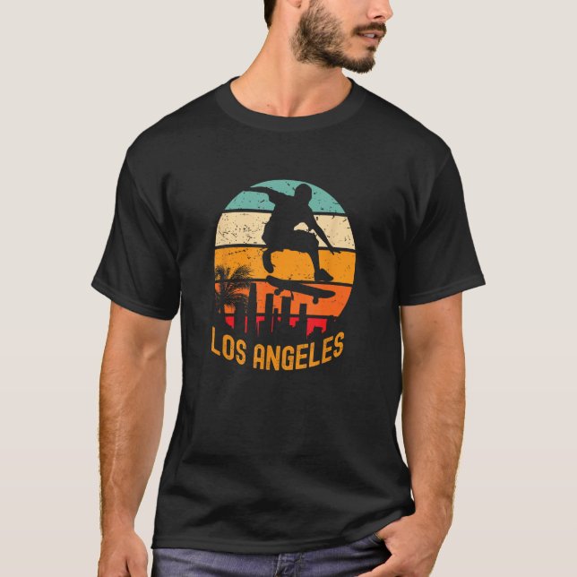 Camiseta Los Angeles with skateboarder flying above with re (Frente)