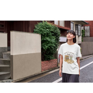 Camiseta Lost in a Good Book – Cozy Reading Lover Watercolo