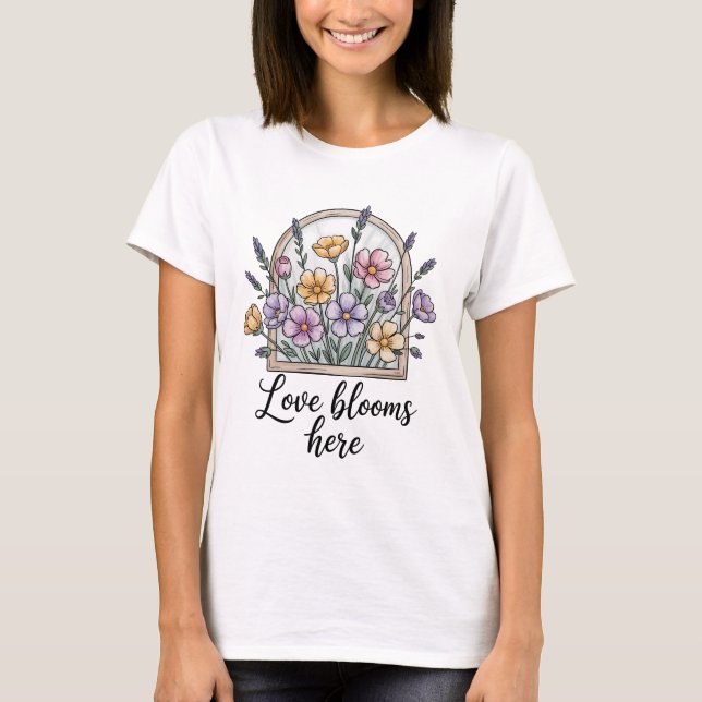 Camiseta Love Blooms Here Wildflower Window Floral Art (Frente)