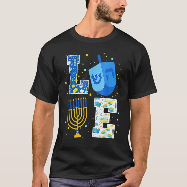 Camiseta LOVE Cute Hanukkah 2022 Decorations Dreidel Menora (Frente)