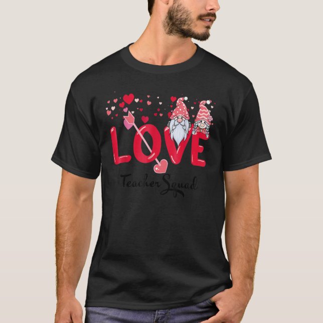 Camiseta Love Gnome Valentines Day Red Buffalo Plaid Leopar (Frente)