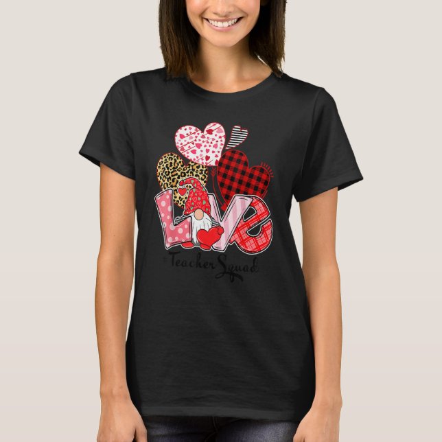 Camiseta Love Gnome Valentines Day Red Buffalo Plaid Leopar (Frente)
