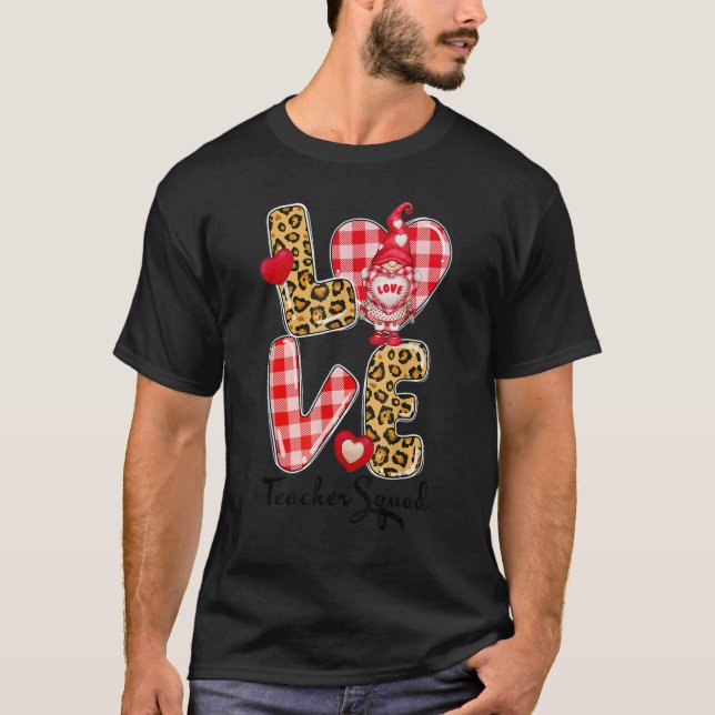 Camiseta Love Gnome Valentines Day Red Buffalo Plaid Leopar (Frente)