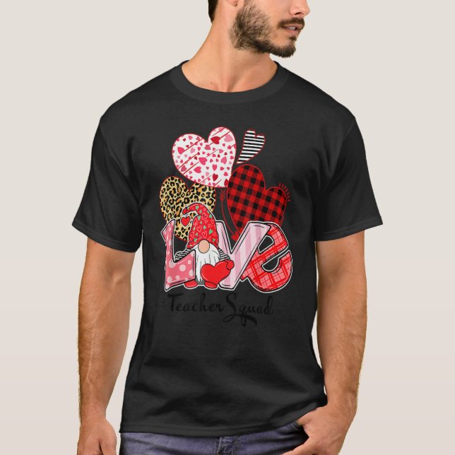 Camiseta Love Gnome Valentines Day Red Buffalo Plaid Leopar (Frente)
