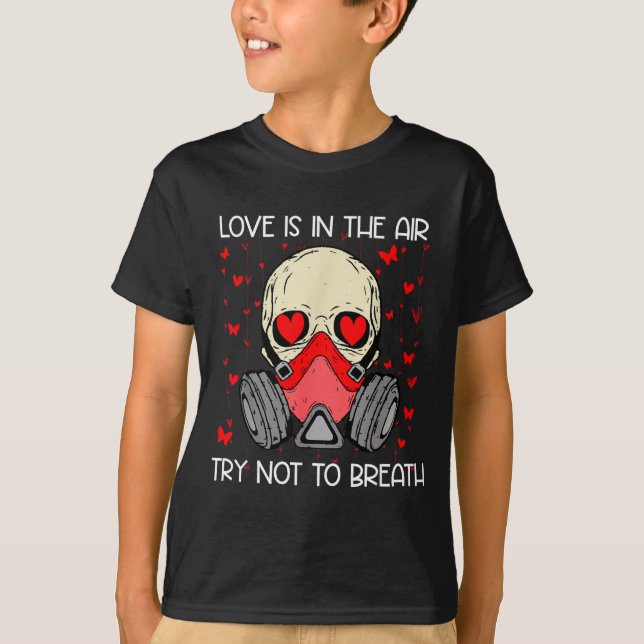 Camiseta Love Is In The Air Try Not To Breath Anti Valentin (Frente)