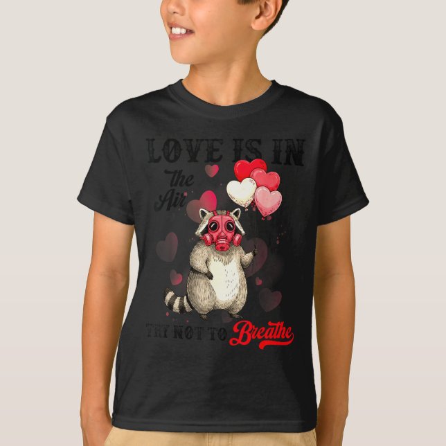 Camiseta Love Is In The Air Try Not To Breathe Cute Raccoon (Frente)