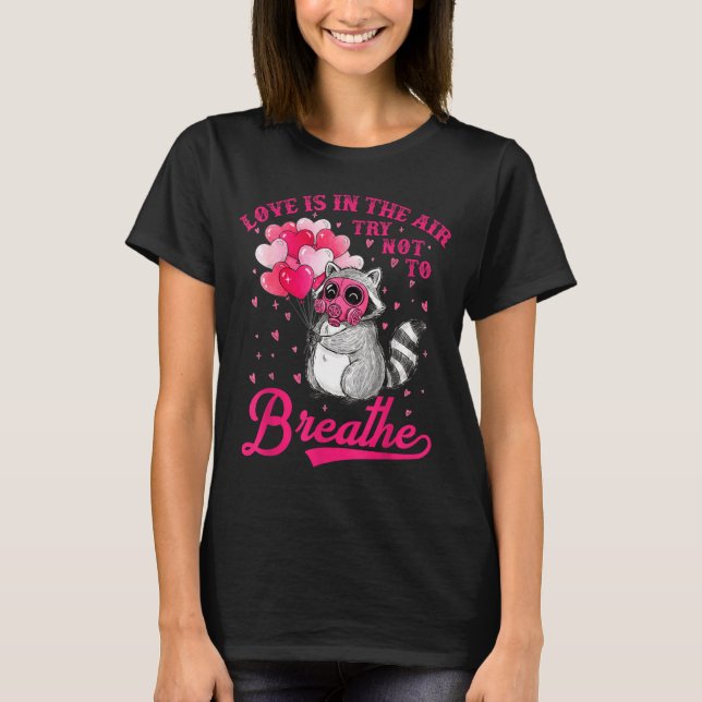 Camiseta Love Is In The Air Try Not To Breathe Cute Raccoon (Frente)