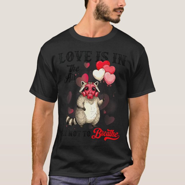 Camiseta Love Is In The Air Try Not To Breathe Cute Raccoon (Frente)