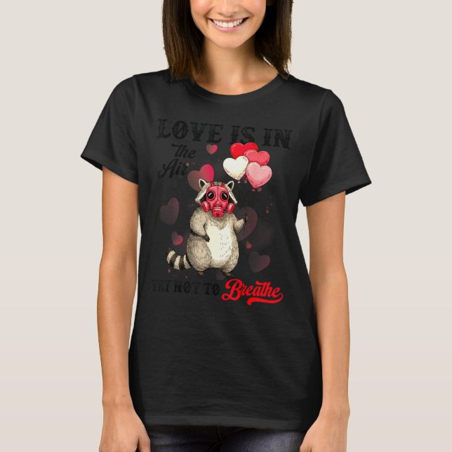 Camiseta Love Is In The Air Try Not To Breathe Cute Raccoon (Frente)