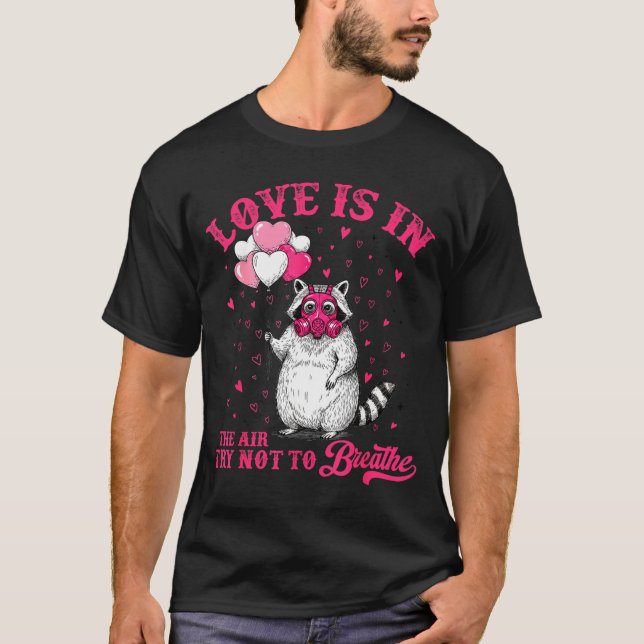 Camiseta Love Is In The Air Try Not To Breathe Cute Raccoon (Frente)