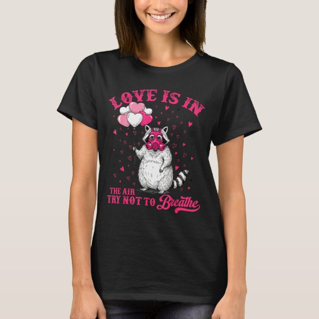 Camiseta Love Is In The Air Try Not To Breathe Cute Raccoon (Frente)