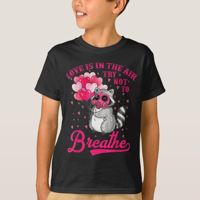 Camiseta Love Is In The Air Try Not To Breathe Cute Raccoon (Frente)