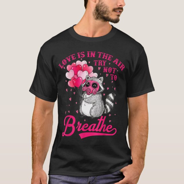 Camiseta Love Is In The Air Try Not To Breathe Cute Raccoon (Frente)