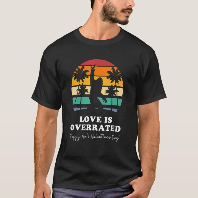 Camiseta Love is Overrated Sasquatch Sarcastic Anti Valenti (Frente)