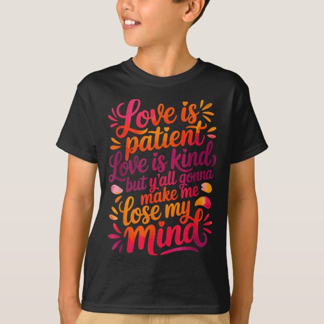 Camiseta Love Is Patient Love Is Kind But Y'all Gonna Make  (Frente)