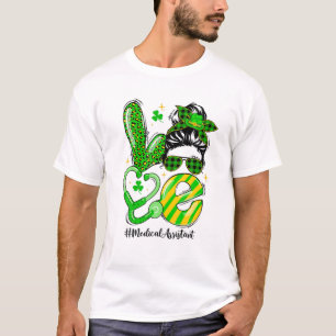 Camiseta Love Medical Assistant Messy Bun Shamrock Rua Patr
