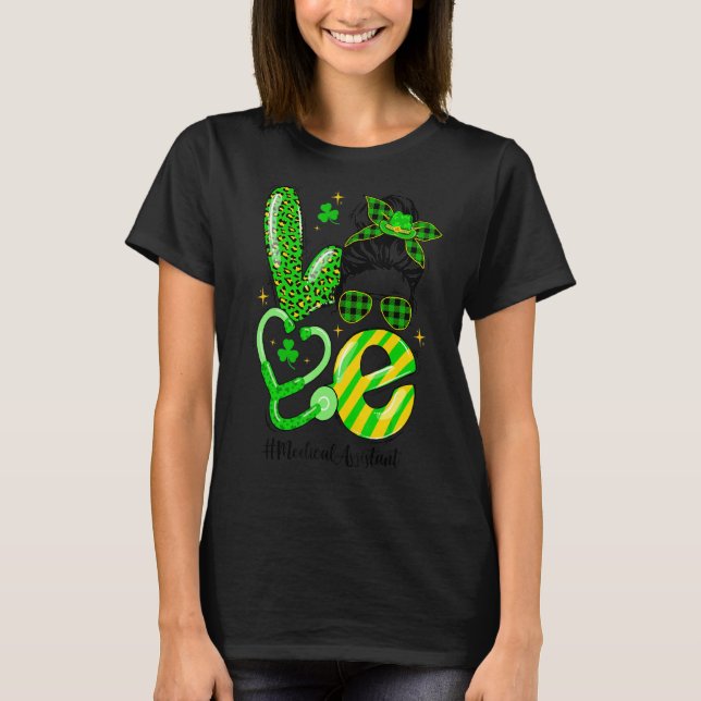 Camiseta Love Medical Assistant Messy Bun Shamrock Rua Patr (Frente)