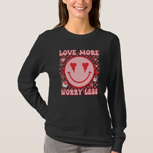 Camiseta Love More Worry Less Retro Groovy Happy Face Valen (Frente)