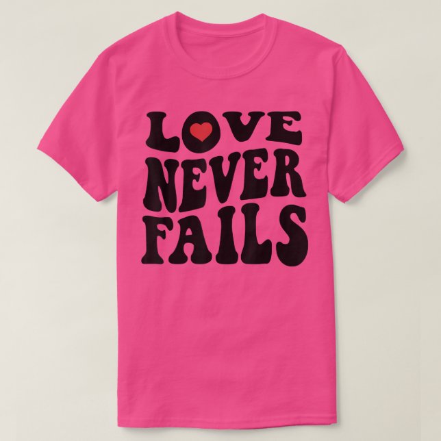 Camiseta Love Never Fails Retro Positivity Quote Preppy Y2k (Frente do Design)