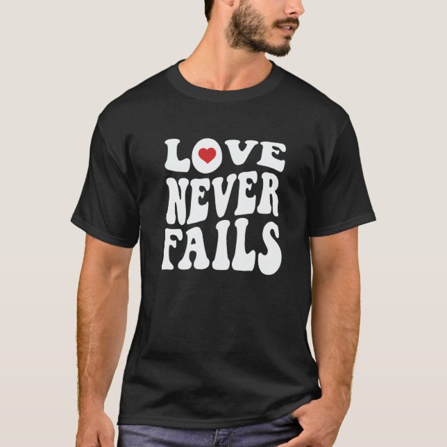 Camiseta Love Never Fails Retro Positivity Quote Preppy Y2k (Frente)