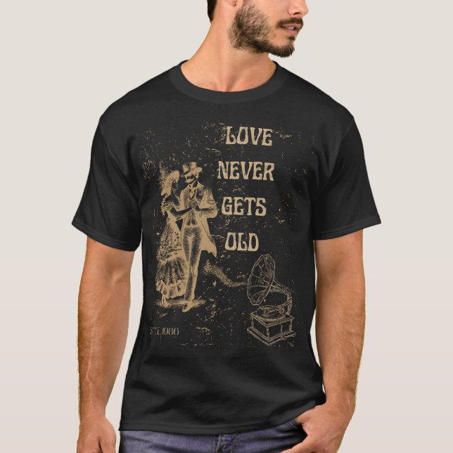 Camiseta Love Never Gets Old – Timeless Romance (Frente)