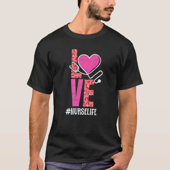 Camiseta Love Nurse Life Pink Leopard Valentine Day (Frente)