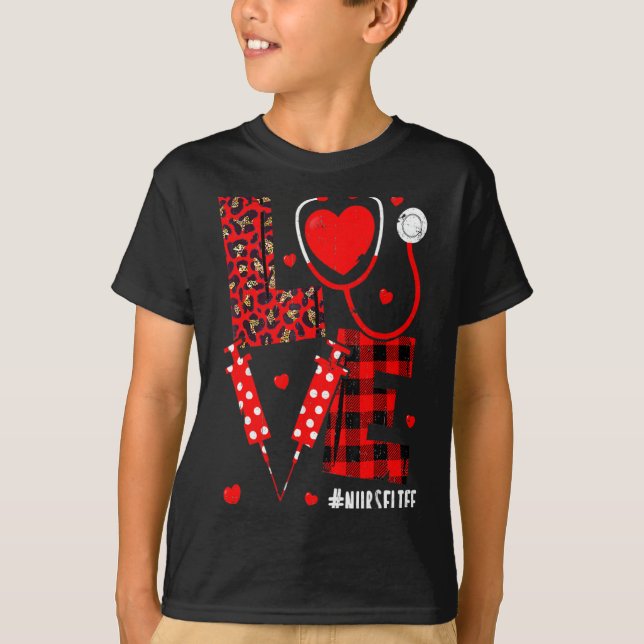 Camiseta Love Nurse Life Valentine Day Leopard Plaid Red He (Frente)