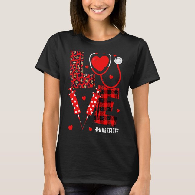 Camiseta Love Nurse Life Valentine Day Leopard Plaid Red He (Frente)