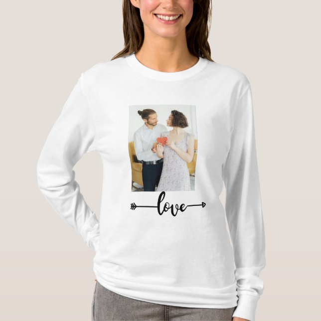 Camiseta Love Script with Arrow – Romantic Couple Tee (Frente)