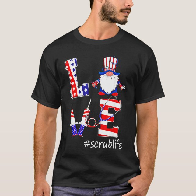 Camiseta Love Scrub Life Nurse Gnomes 4th Of July American  (Frente)